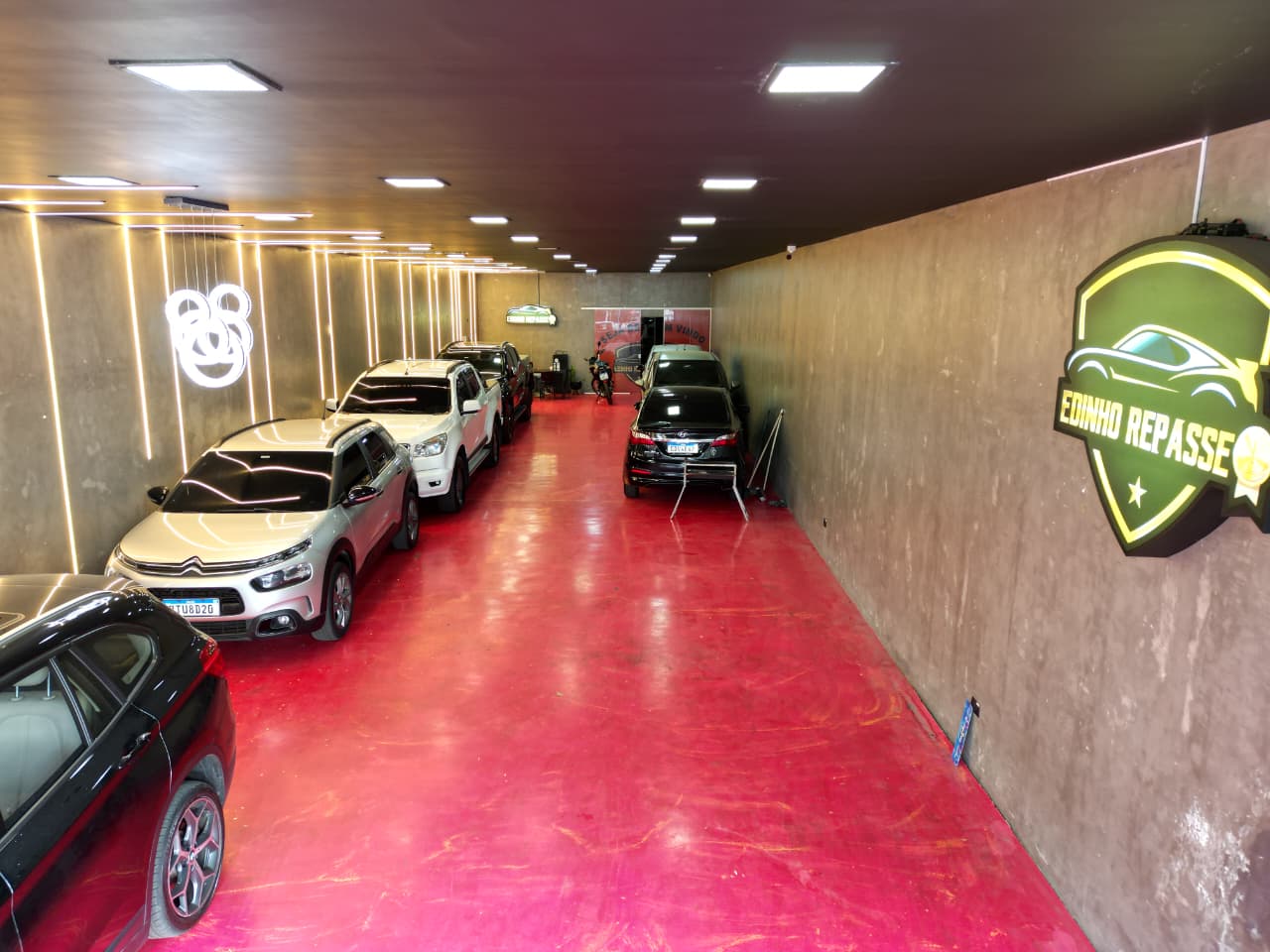 Showroom da Edinho Repasse com veículos disponíveis para repasse